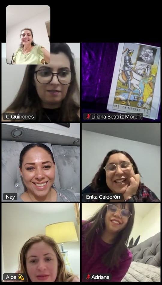 Alumnas y docente en una clase en vivo de la formación, por videollamada